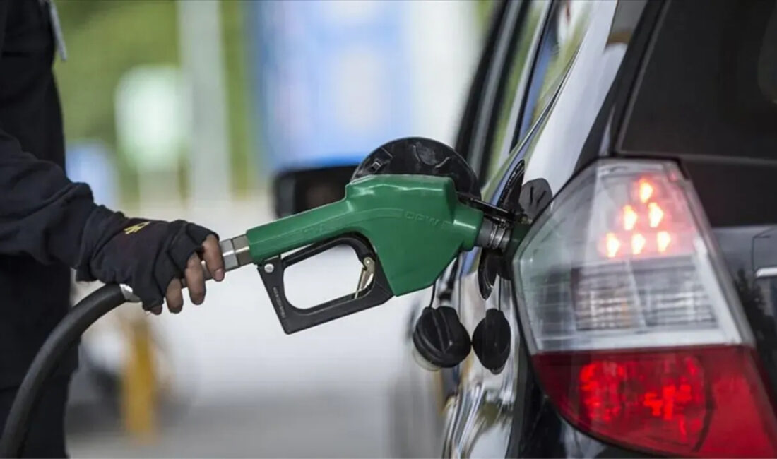 Petrol fiyatlarındaki hareketlilik akaryakıt tabelalarını yeniden değiştirdi. Benzine zam gelirken