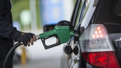 Petrol fiyatlarındaki hareketlilik akaryakıt tabelalarını yeniden değiştirdi. Benzine zam gelirken