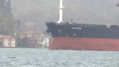 Panama bayraklı kuru yük gemisi, İstanbul Boğazı geçişi sırasında makine