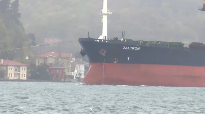Panama bayraklı kuru yük gemisi, İstanbul Boğazı geçişi sırasında makine