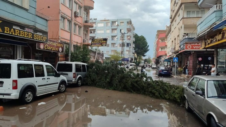 İçişleri Bakanlığı’nın “sarı” kodlu meteorolojik uyarısının ardından sağanak yağışla fırtınanın