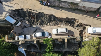 Hatay'da 3 kişinin hayatını kaybettiği selde dereye düşerek kaybolan otomobildeki