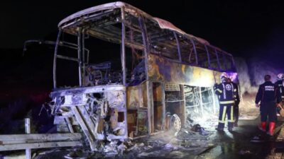 Denizli'nin Sarayköy ilçesinde yolcu otobüsünün bariyerlere çarparak yanması sonucu 1'i