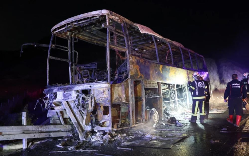 Denizli'nin Sarayköy ilçesinde yolcu otobüsünün bariyerlere çarparak yanması sonucu 1'i