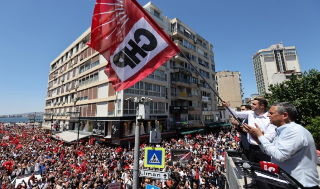 Mahkeme kararıyla CHP Genel Başkanlığı'ndan alınan Özgür Özel İzmir'de yaptığı