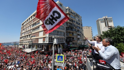 Mahkeme kararıyla CHP Genel Başkanlığı'ndan alınan Özgür Özel İzmir'de yaptığı