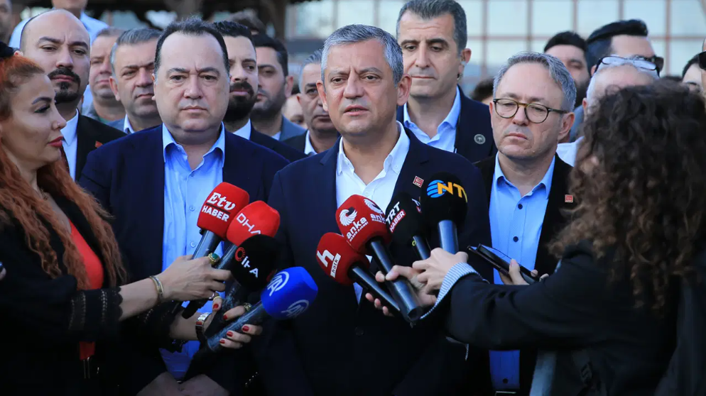 Manisa’da bayram namazı sonrası açıklamalarda bulunan Özgür Özel, yeni parti