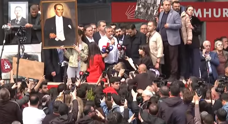 CHP Genel Merkezi'ne yapılan polis müdahalesinin ardından Özgür Özel, genel