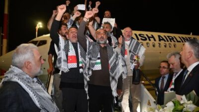 İsrail tarafından alıkonulan Küresel Sumud Filosu katılımcılarını Girit’ten Türkiye’ye getiren
