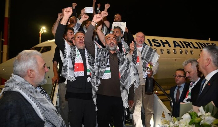İsrail tarafından alıkonulan Küresel Sumud Filosu katılımcılarını Girit’ten Türkiye’ye getiren