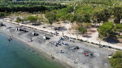 İzmir Büyükşehir Belediyesi’nin “Temiz Park” etkinliğinde gönüllüler, parkları atıklardan arındırırken