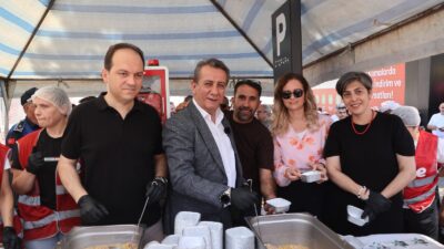 Efeler Belediyesi’nin Muharrem ayı dolayısıyla düzenlediği geleneksel aşure hayrına vatandaşlar