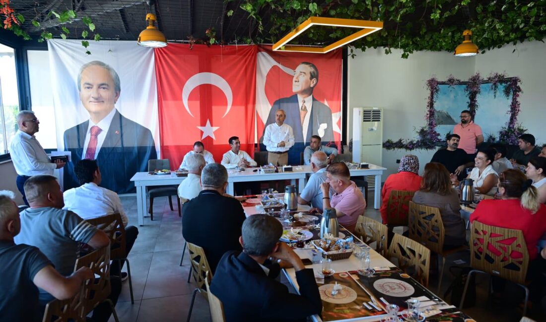 Kepez Belediye Başkanı Mesut Kocagöz, Kepez Vakfı’nda düzenlenen kahvaltı programında