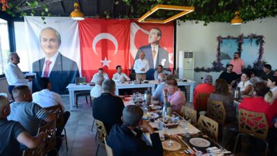 Kepez Belediye Başkanı Mesut Kocagöz, Kepez Vakfı’nda düzenlenen kahvaltı programında