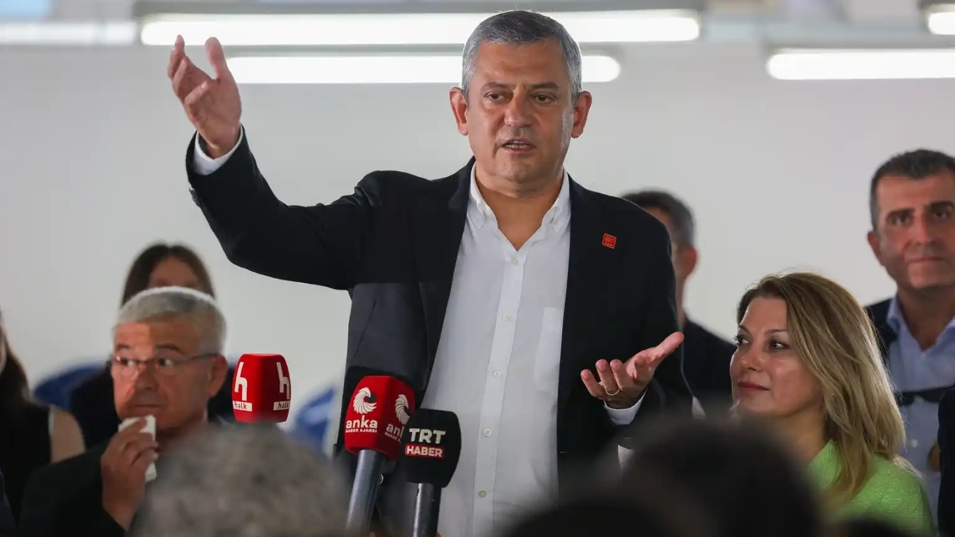 CHP Grup Başkanı Özgür Özel, Denizli’de tekstil işçileriyle bir araya