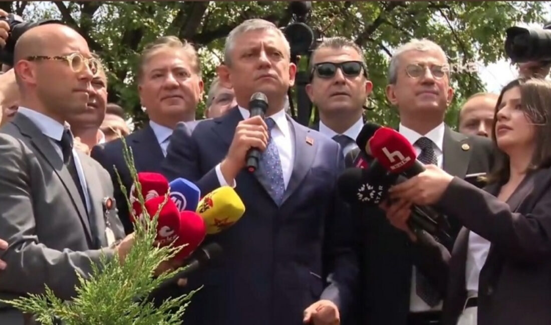 CHP Grup Başkanı Özgür Özel, TBMM Dikmen Kapısı önünde toplanan