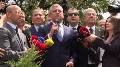 CHP Grup Başkanı Özgür Özel, TBMM Dikmen Kapısı önünde toplanan
