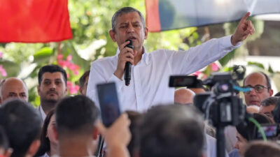 CHP Grup Başkanı Özgür Özel, İzmir’in Ödemiş ilçesinde traktör römorku