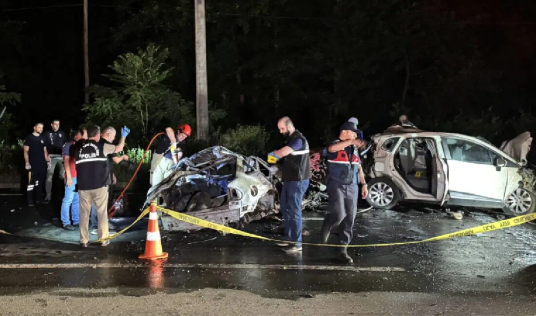Rize’nin Çayeli ilçesinde Karadeniz Sahil Yolu’nda 2 otomobil ve 1