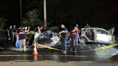 Rize’nin Çayeli ilçesinde Karadeniz Sahil Yolu’nda 2 otomobil ve 1