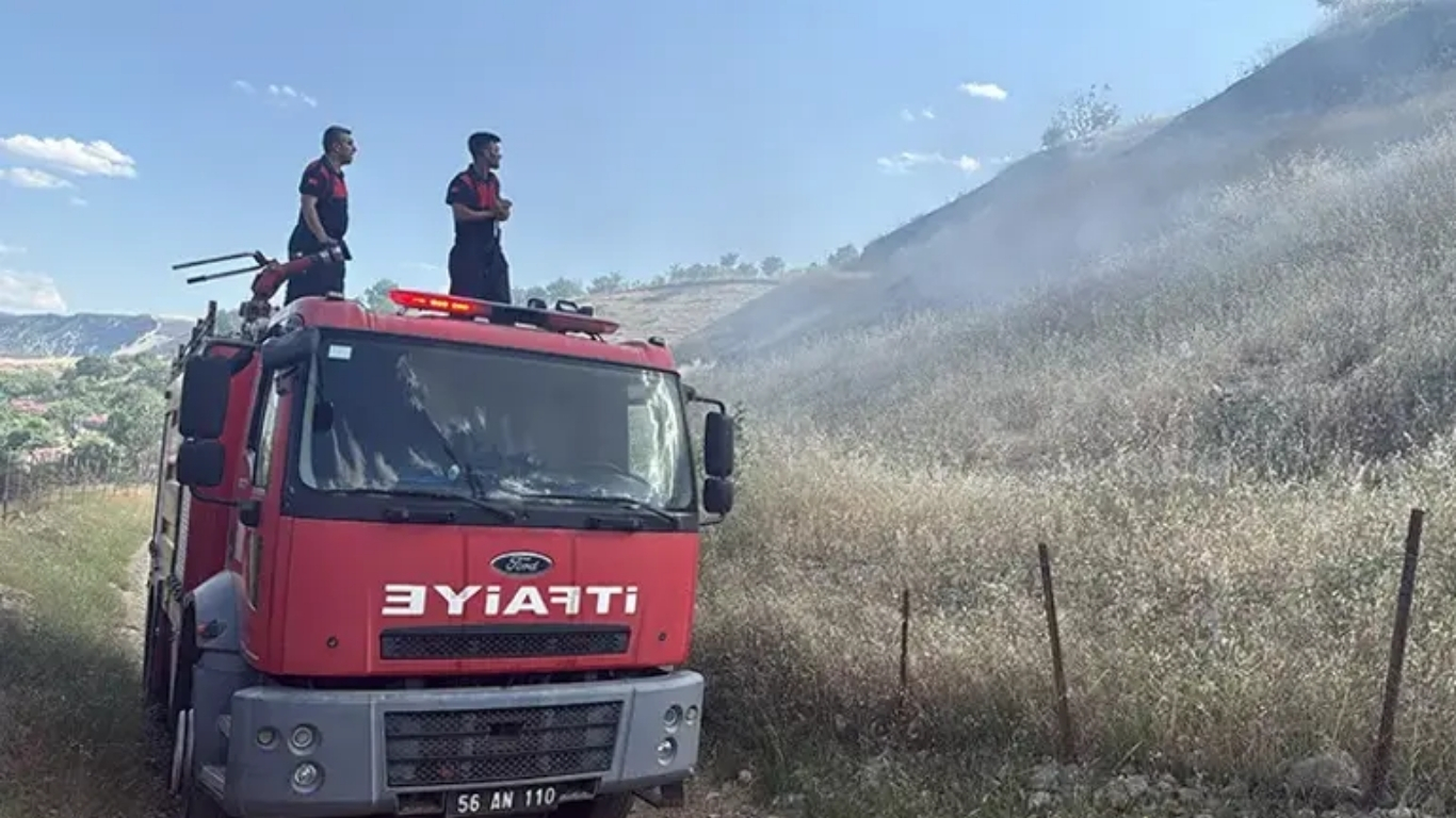 Siirt'te fıstık bahçesinde çıkan yangın kısa sürede büyüyerek çevrede endişeye