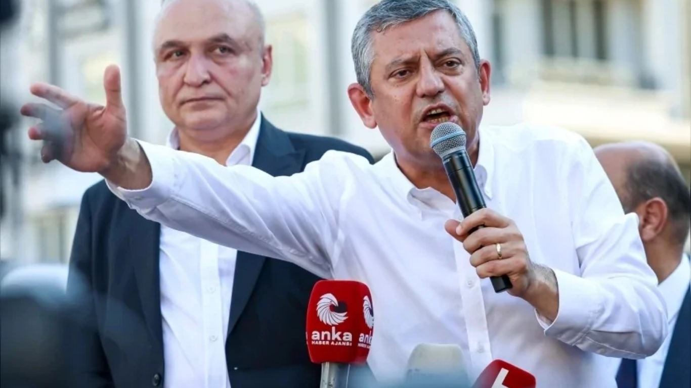 CHP Grup Başkanı Özgür Özel, İzmir'in Kiraz ilçesinde vatandaşlara seslendi.