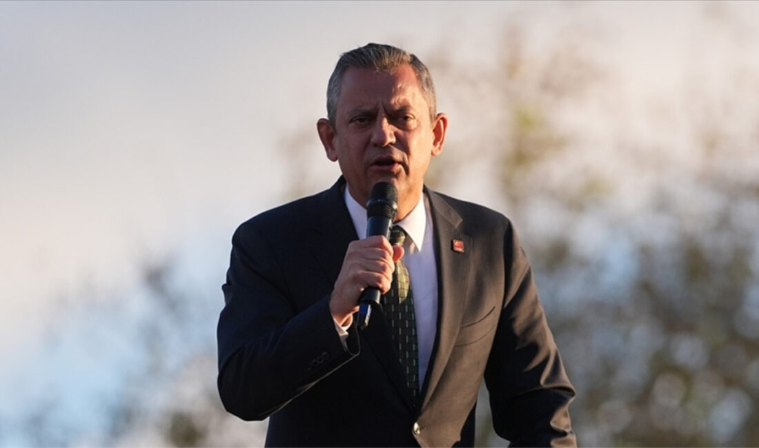 CHP Grup Başkanı Özgür Özel, İzmir'in Beydağ ilçesinde vatandaşlarla bir