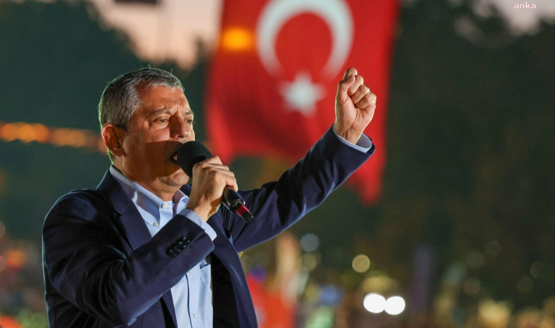 CHP Genel Başkanı Özgür Özel, İzmir’in Tire ilçesinde yaptığı konuşmada