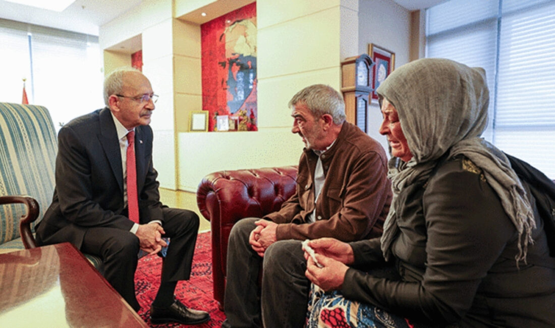 CHP Genel Başkanı Kemal Kılıçdaroğlu, Altındağ İlçe Başkanlığı’nın eski binasında