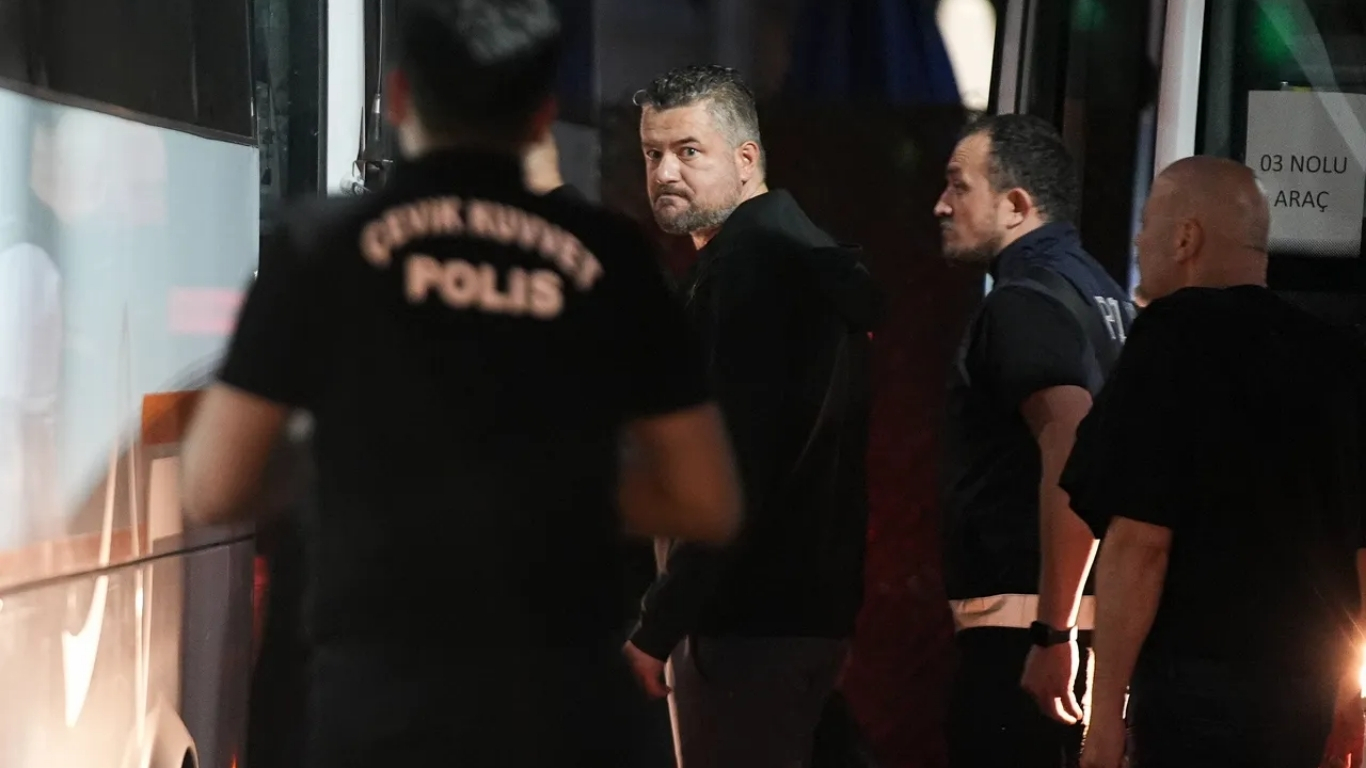 Buca Belediyesi'ne yönelik yürütülen yolsuzluk soruşturmasında yeni detaylar ortaya çıktı.