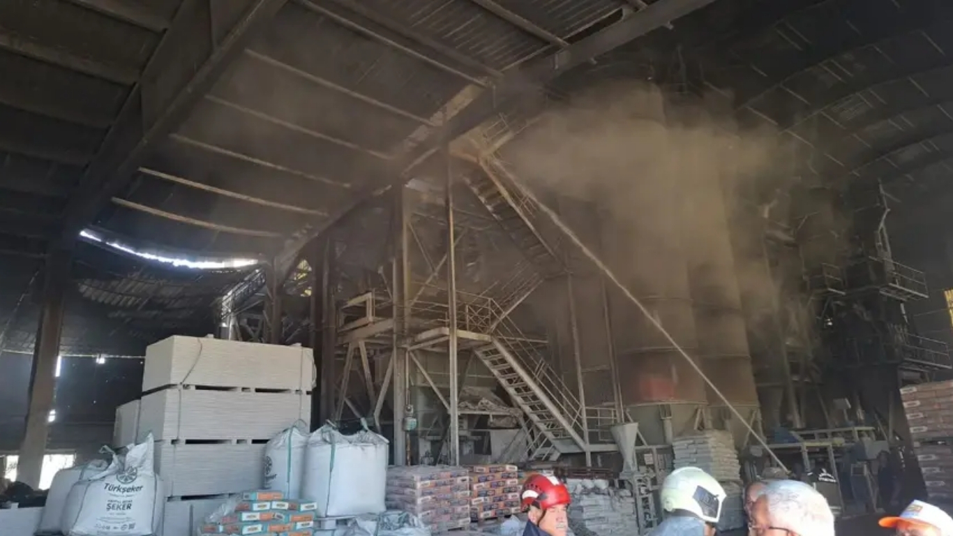 Ankara’nın Gölbaşı ilçesinde bir alçı fabrikasında çıkan yangın kısa sürede
