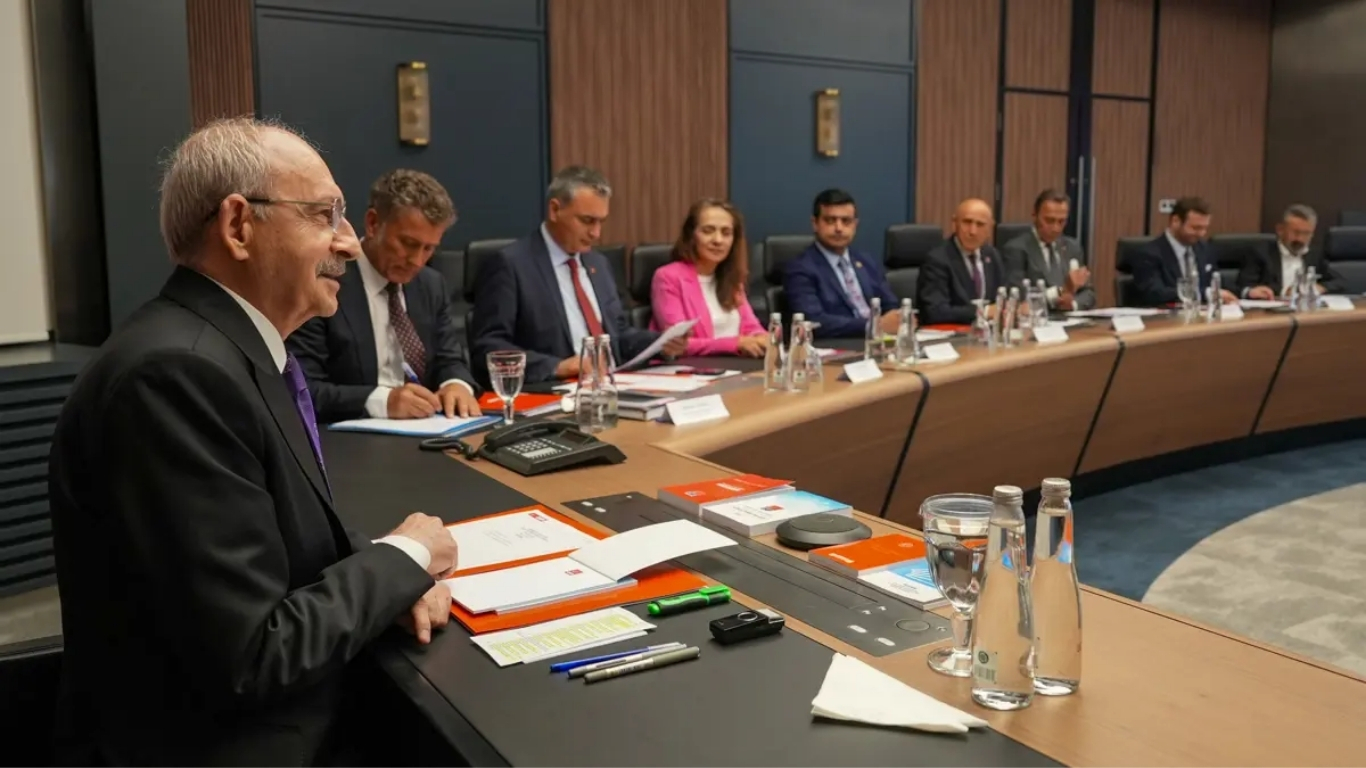 
CHP Genel Başkanı Kemal Kılıçdaroğlu, yarın Merkez Yönetim Kurulu'nu topluyor.
