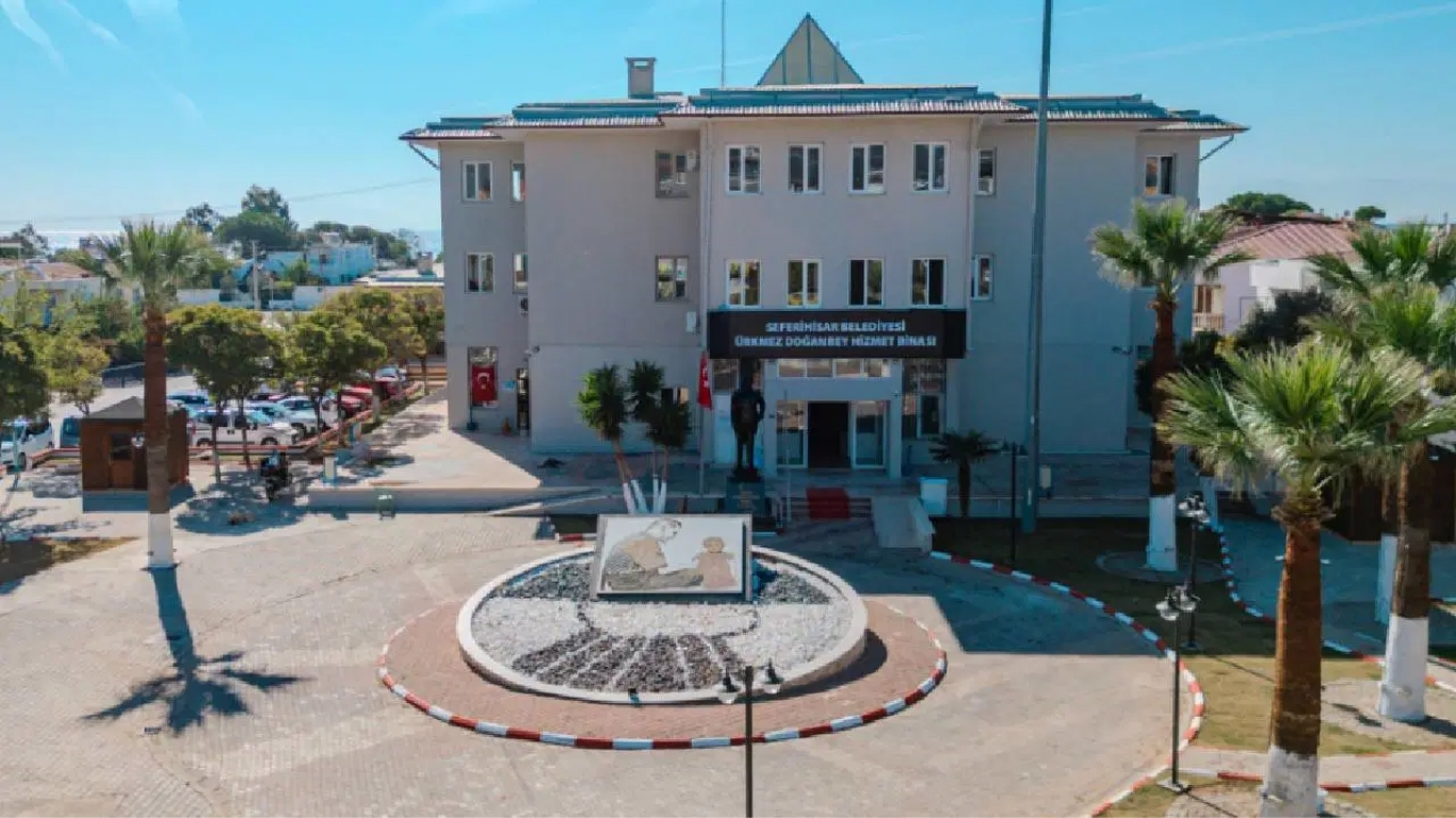 Son dakika haberi... İzmir'de Seferihisar Belediyesine yönelik 'rüşvet' operasyonunda aralarında