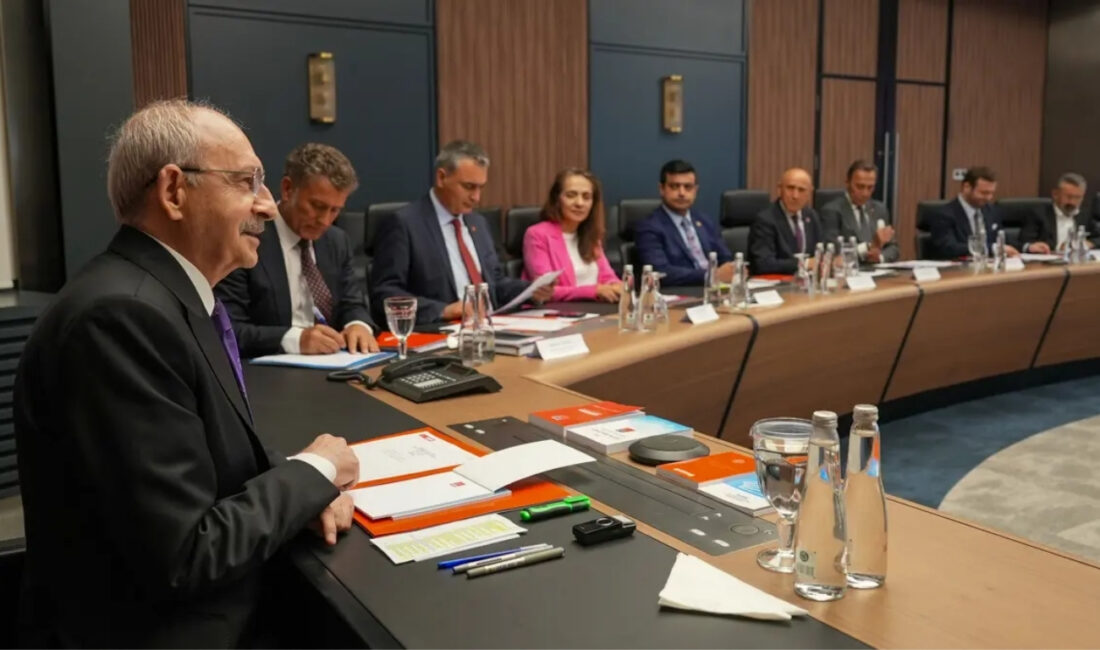 

CHP'de bugün hem Merkez Yönetim Kurulu toplantısı hem de olağanüstü