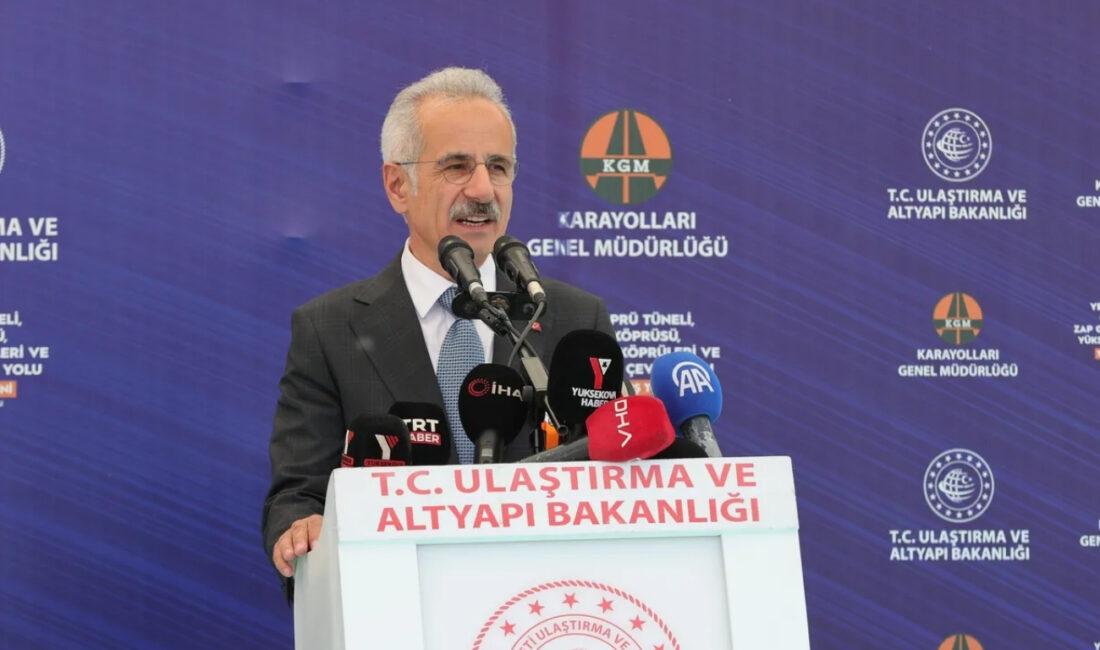 Ulaştırma ve Altyapı Bakanı Abdulkadir Uraloğlu, Hakkari'de hizmete açılan ulaşım