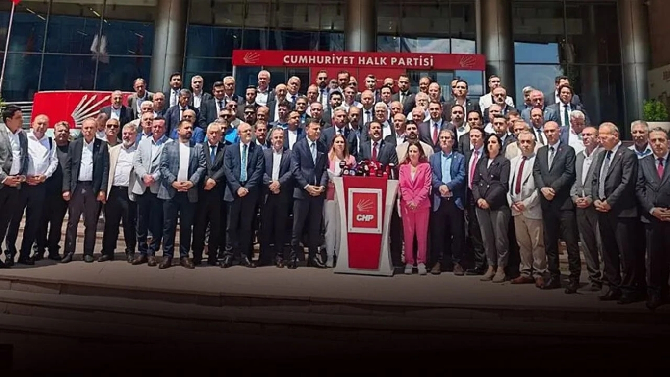 CHP’de seçilmiş yönetimi destekleyen 74 il başkanı, 833 delegenin olağanüstü