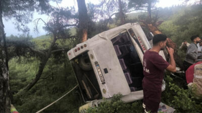 Son dakika haberi... İzmir'in Bayındır ilçesinde tarım işçilerini taşıyan servis