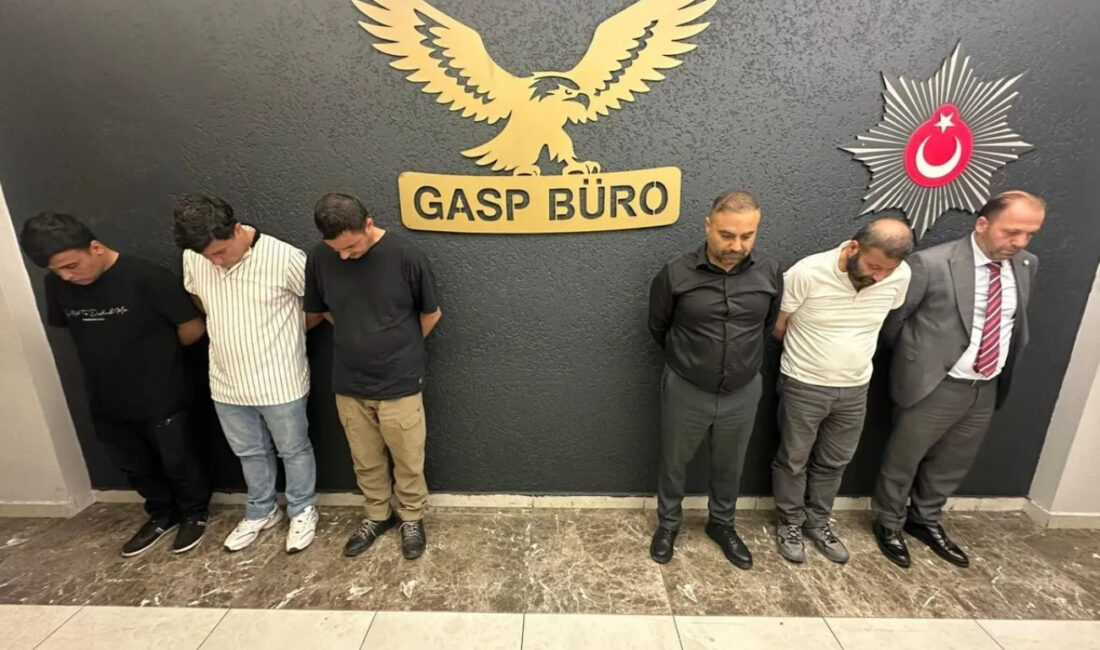 Afyonkarahisar'da bir alışveriş merkezinde kendisini 'Cumhur İttifakı Ocakları Genel Başkanı'
