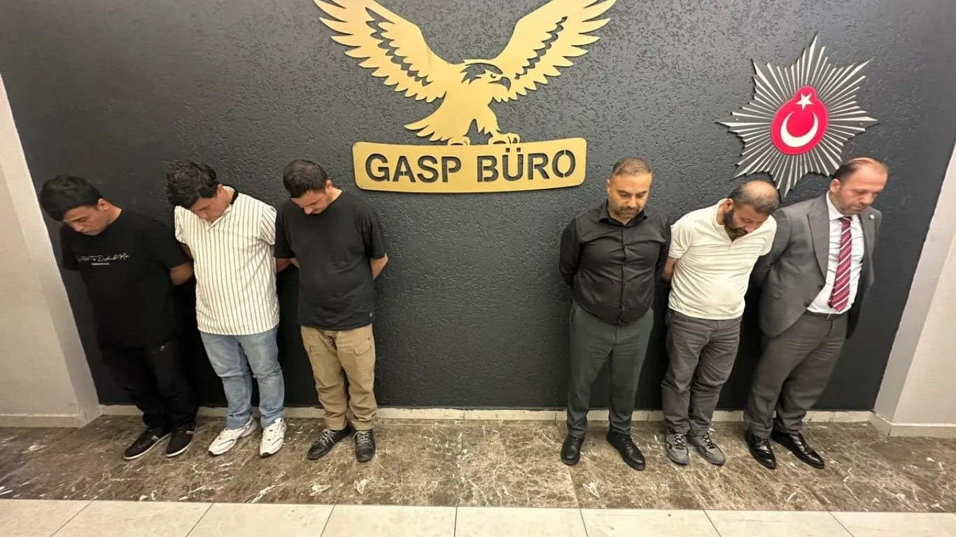 Afyonkarahisar'da bir alışveriş merkezinde kendisini 'Cumhur İttifakı Ocakları Genel Başkanı'