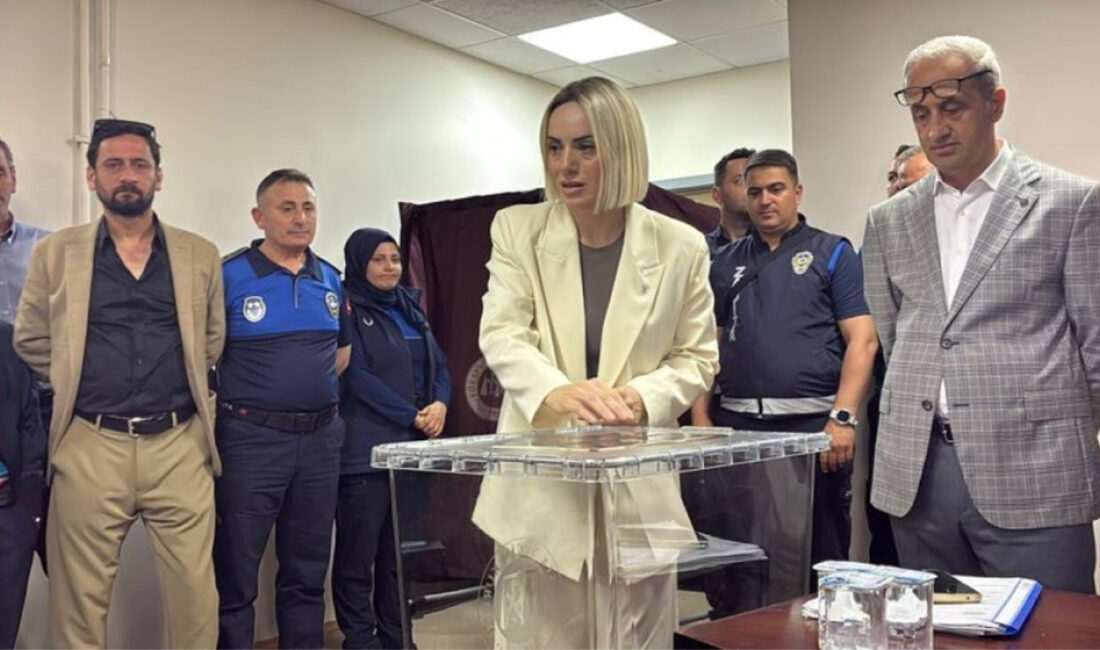 Akçakoca Belediye Başkanı Fikret Albayrak'ın tutuklanmasının ardından belediye meclisinde yapılan