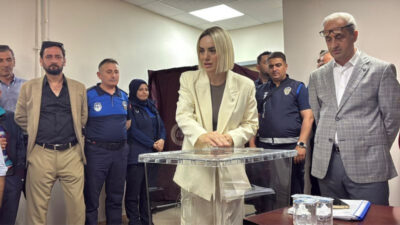 Akçakoca Belediye Başkanı Fikret Albayrak'ın tutuklanmasının ardından belediye meclisinde yapılan