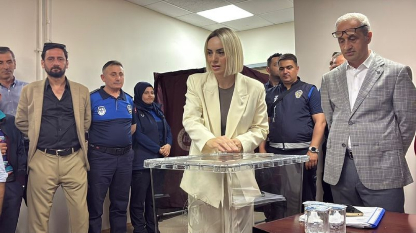 Akçakoca Belediye Başkanı Fikret Albayrak'ın tutuklanmasının ardından belediye meclisinde yapılan
