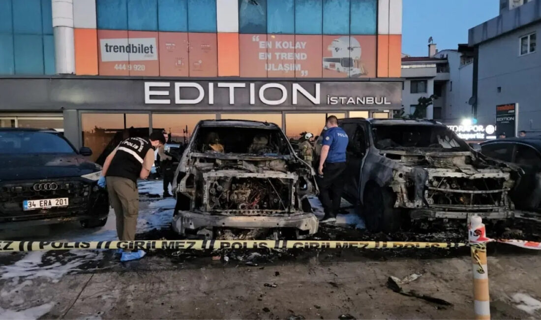 
İstanbul Bakırköy'de bir oto galerinin önünde park halinde bulunan araçlarda
