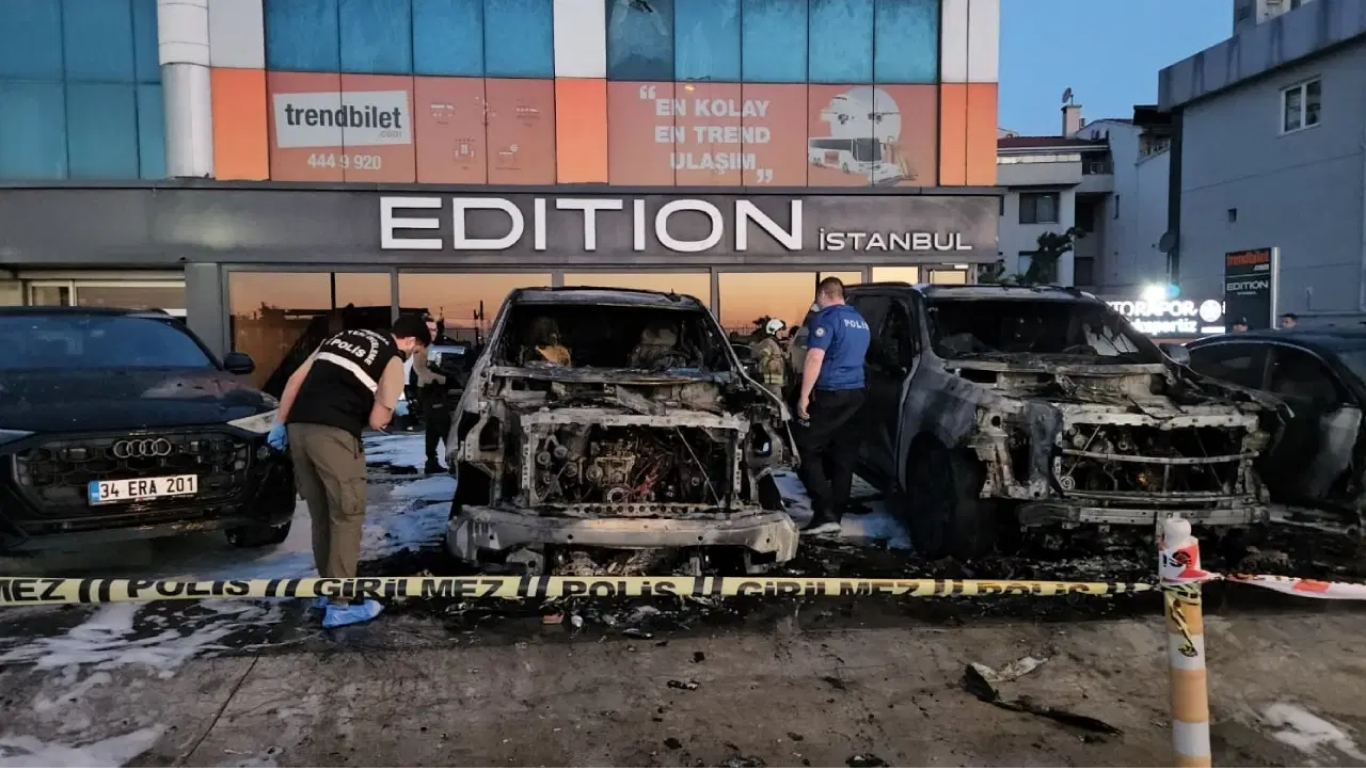 
İstanbul Bakırköy'de bir oto galerinin önünde park halinde bulunan araçlarda