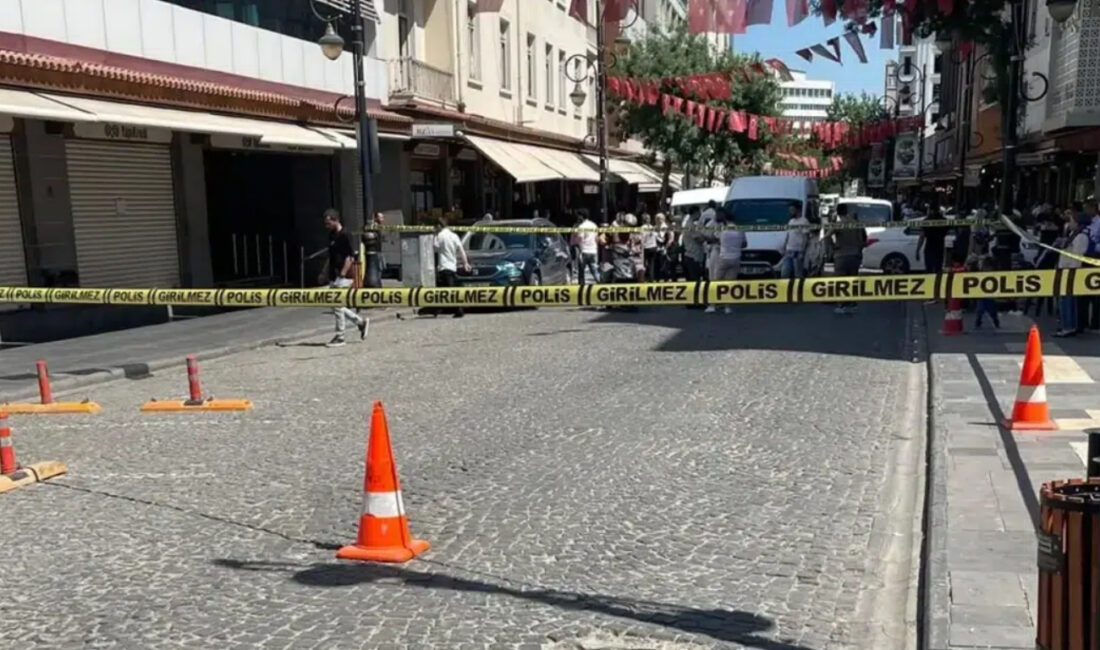 Diyarbakır’ın Sur ilçesinde Yapı Kredi Bankası şubesine gece saatlerinde silahlı