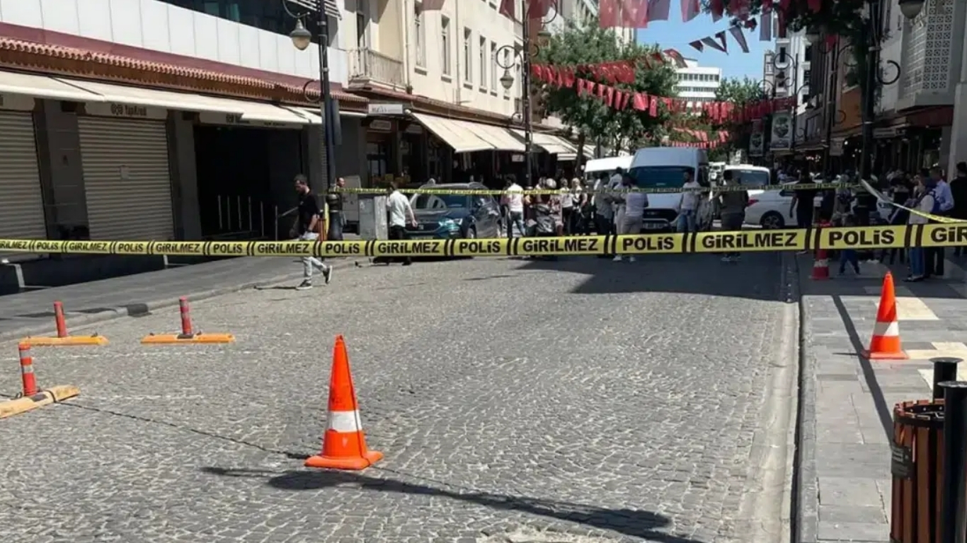 Diyarbakır’ın Sur ilçesinde Yapı Kredi Bankası şubesine gece saatlerinde silahlı