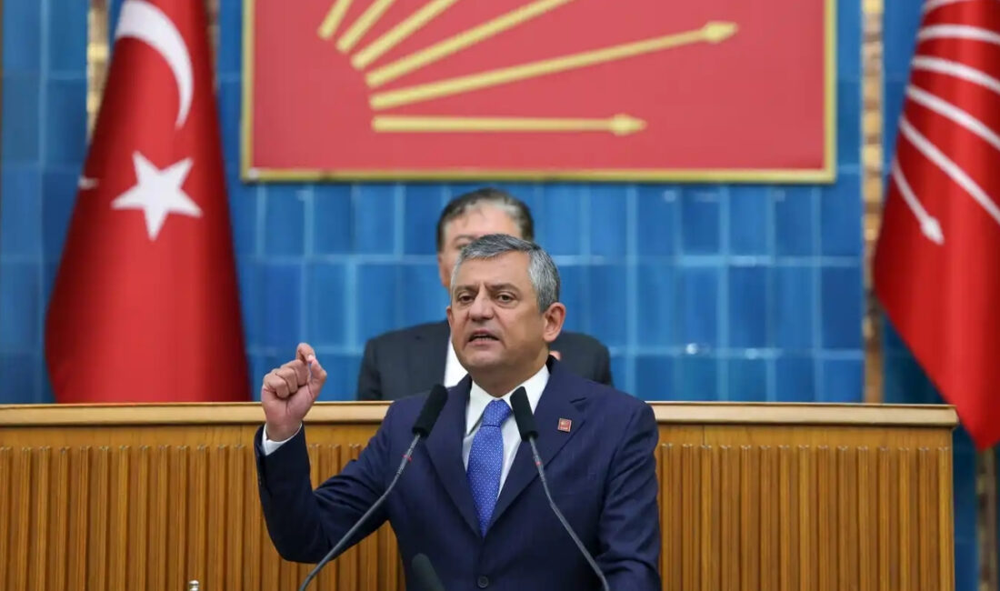 CHP Grup Başkanı Özgür Özel, TBMM'deki grup toplantısında Kemal Kılıçdaroğlu'na