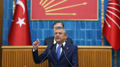 CHP Grup Başkanı Özgür Özel, TBMM'deki grup toplantısında Kemal Kılıçdaroğlu'na