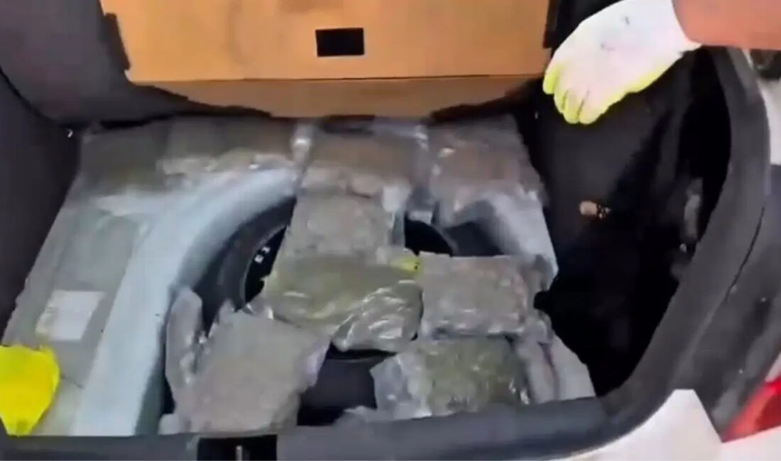
Hakkari'nin Yüksekova ilçesinde polis ekiplerinin şüphe üzerine durdurduğu otomobilde 28,2