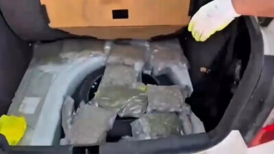 
Hakkari'nin Yüksekova ilçesinde polis ekiplerinin şüphe üzerine durdurduğu otomobilde 28,2